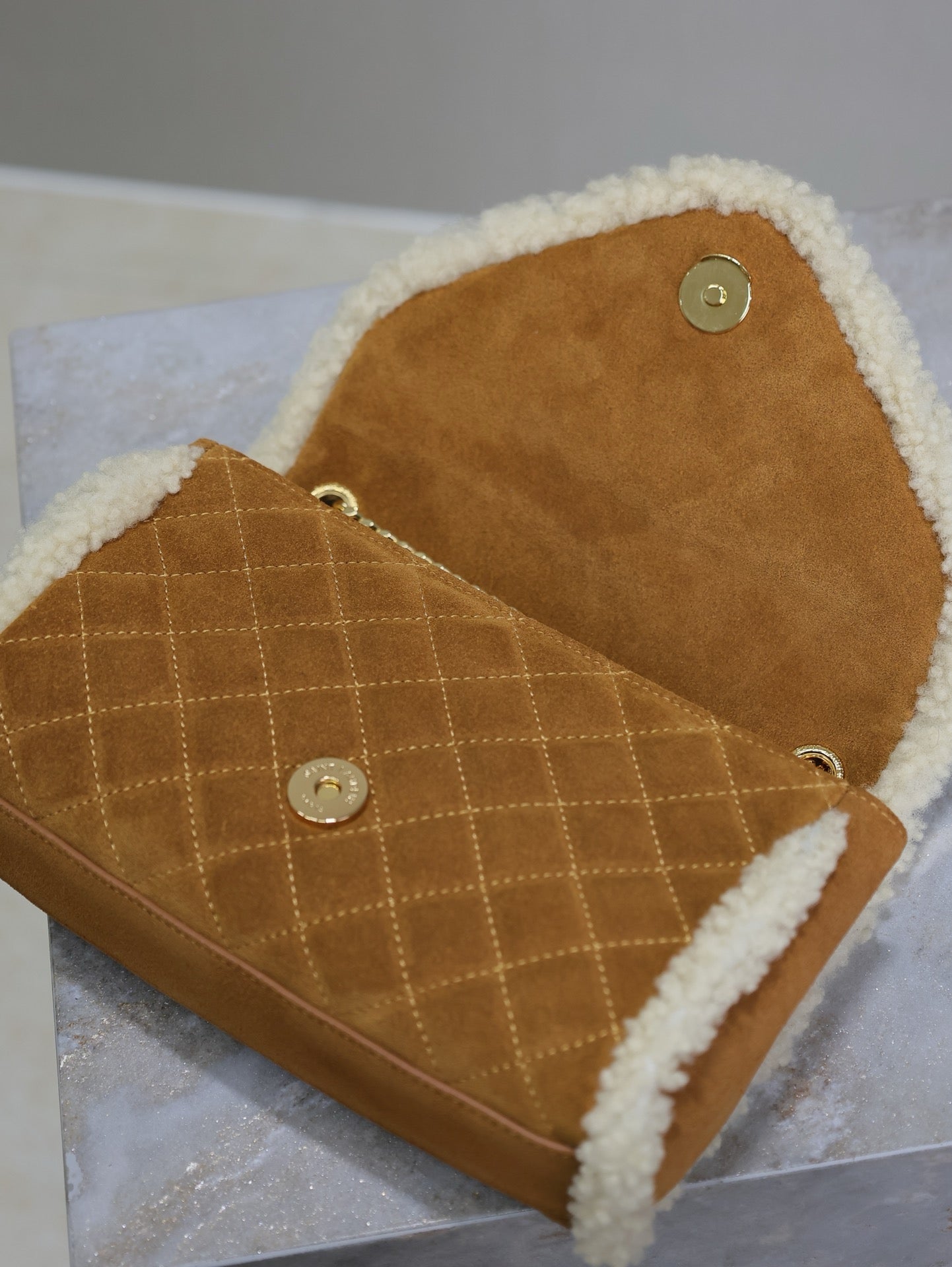 エンベロープチェーンバッグ 21インチ ブロンズブラウンスエード＆ホワイトシアリングトリム ゴールド金具