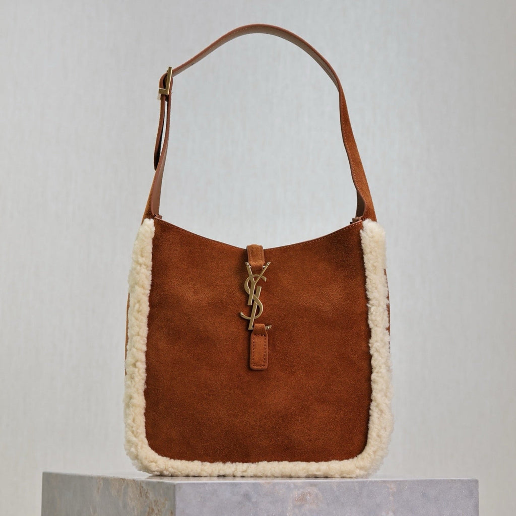 LE 5 À 7 SMALL SUPPLE 23 IN アンバーオレンジスエードとホワイトラムファートリム