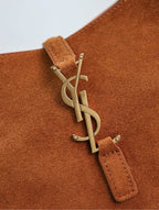 LE 5 À 7 SMALL SUPPLE 23 IN アンバーオレンジスエードとホワイトラムファートリム