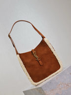 LE 5 À 7 SMALL SUPPLE 23 IN アンバーオレンジスエードとホワイトラムファートリム