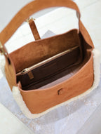 LE 5 À 7 SMALL SUPPLE 23 IN アンバーオレンジスエードとホワイトラムファートリム