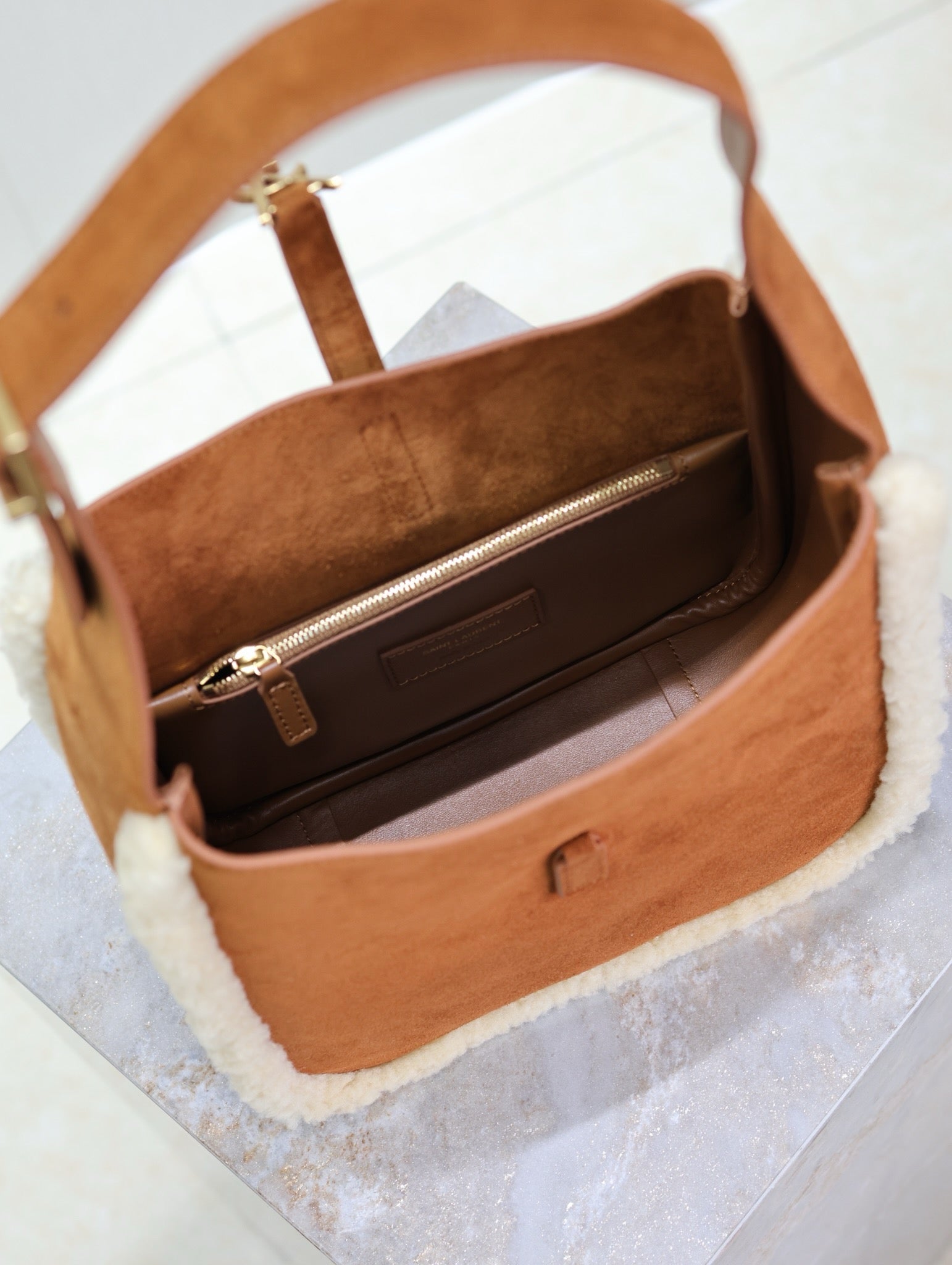 LE 5 À 7 SMALL SUPPLE 23 IN アンバーオレンジスエードとホワイトラムファートリム