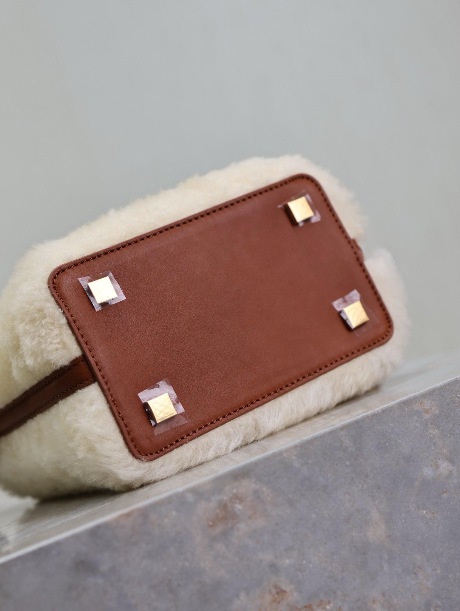 LE 37 ミニバケットバッグ 15インチ クリームシアリングとブラウンレザートリム