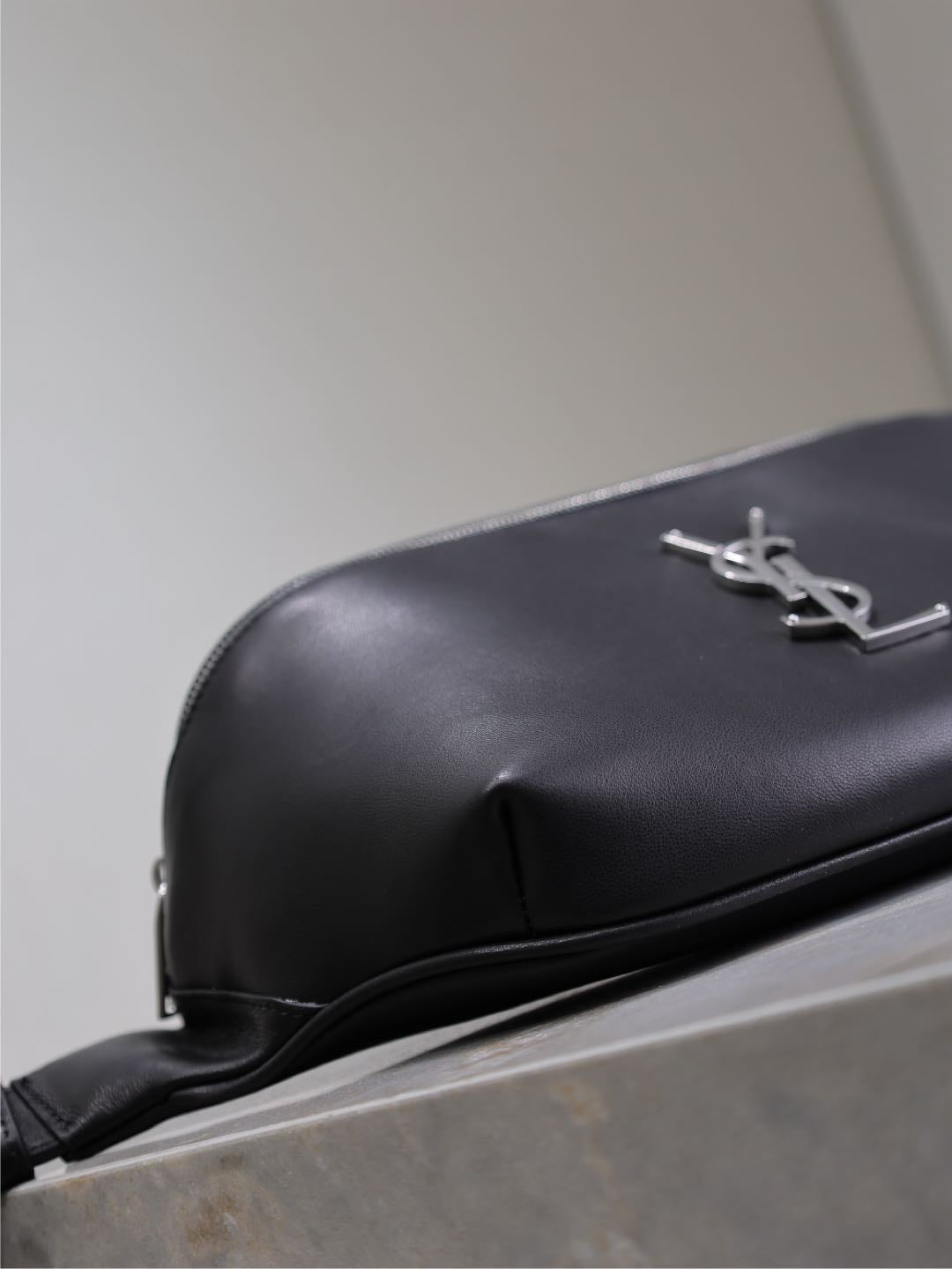 クラシック クロスボディバッグ 25インチ ブラック ラムスキン シルバーロゴ