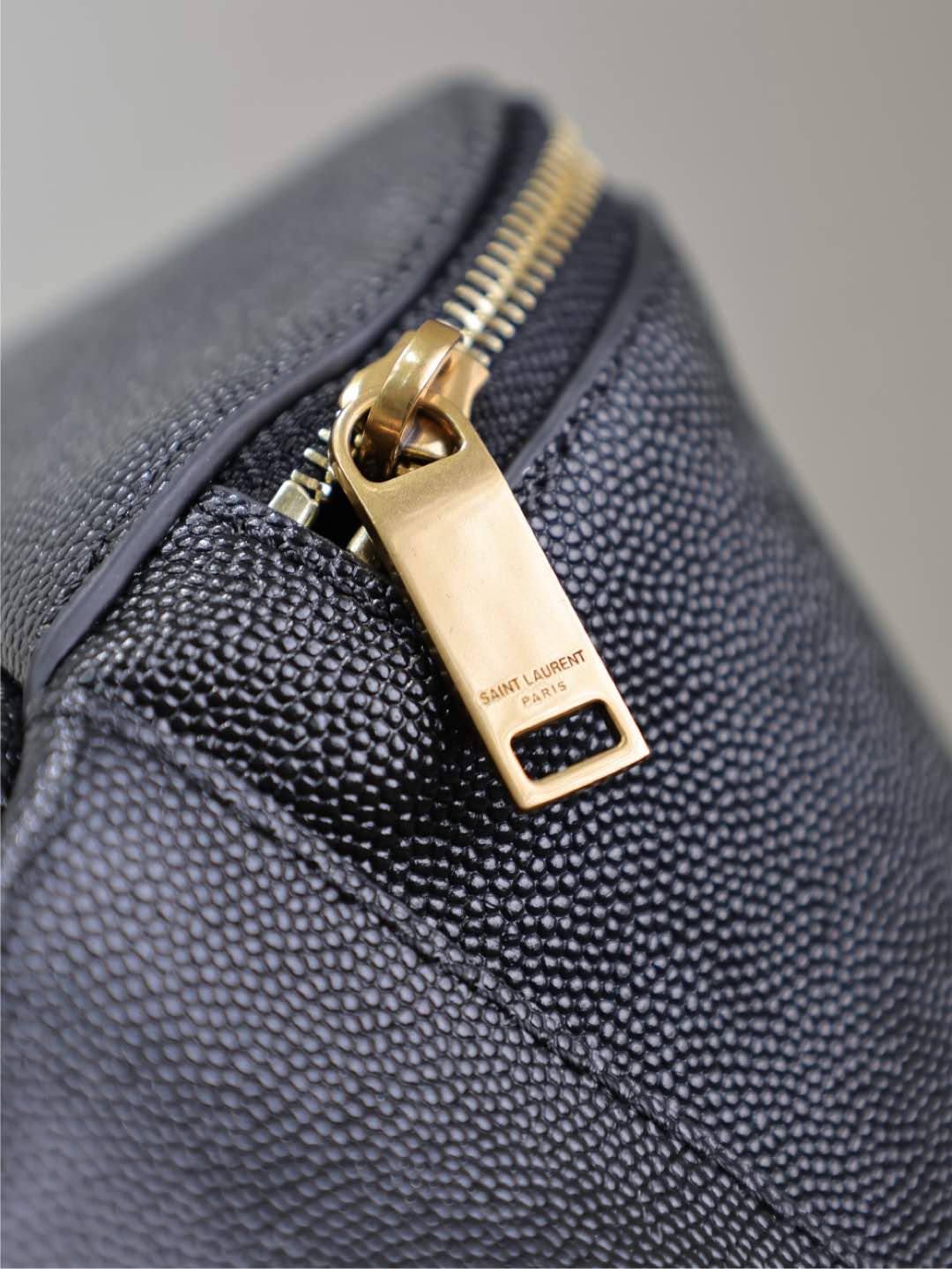 クラシック クロスボディバッグ 25インチ ブラック キャビアレザー ゴールドロゴ