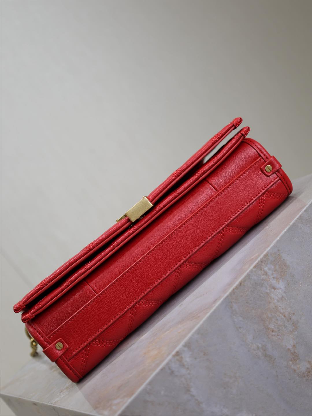 ベッキー 25インチ レッド キルティング ラムスキン ゴールドハードウェア