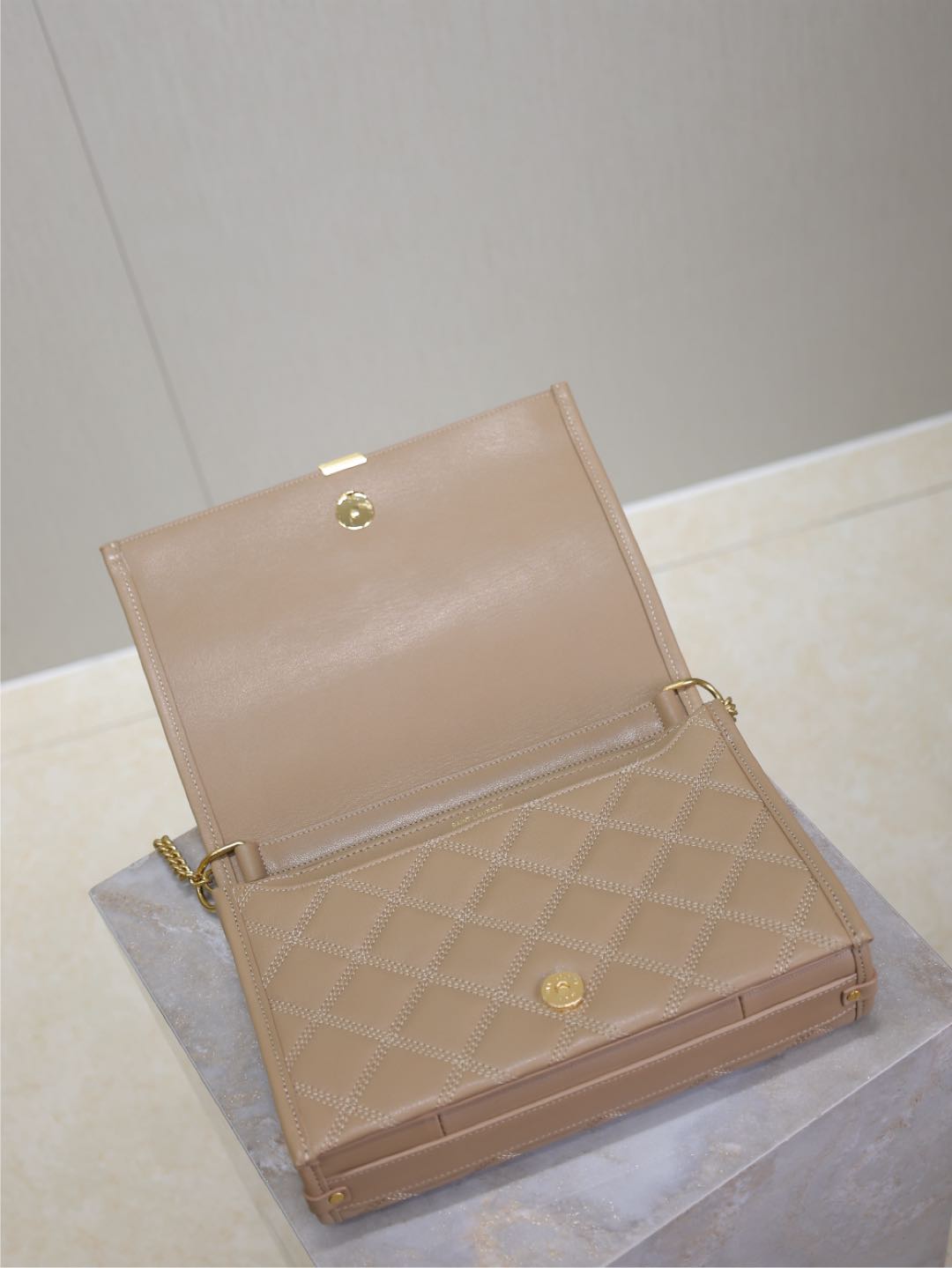 ベッキー 25インチ ミディアムブラウン キルティングラムスキン ゴールドハードウェア