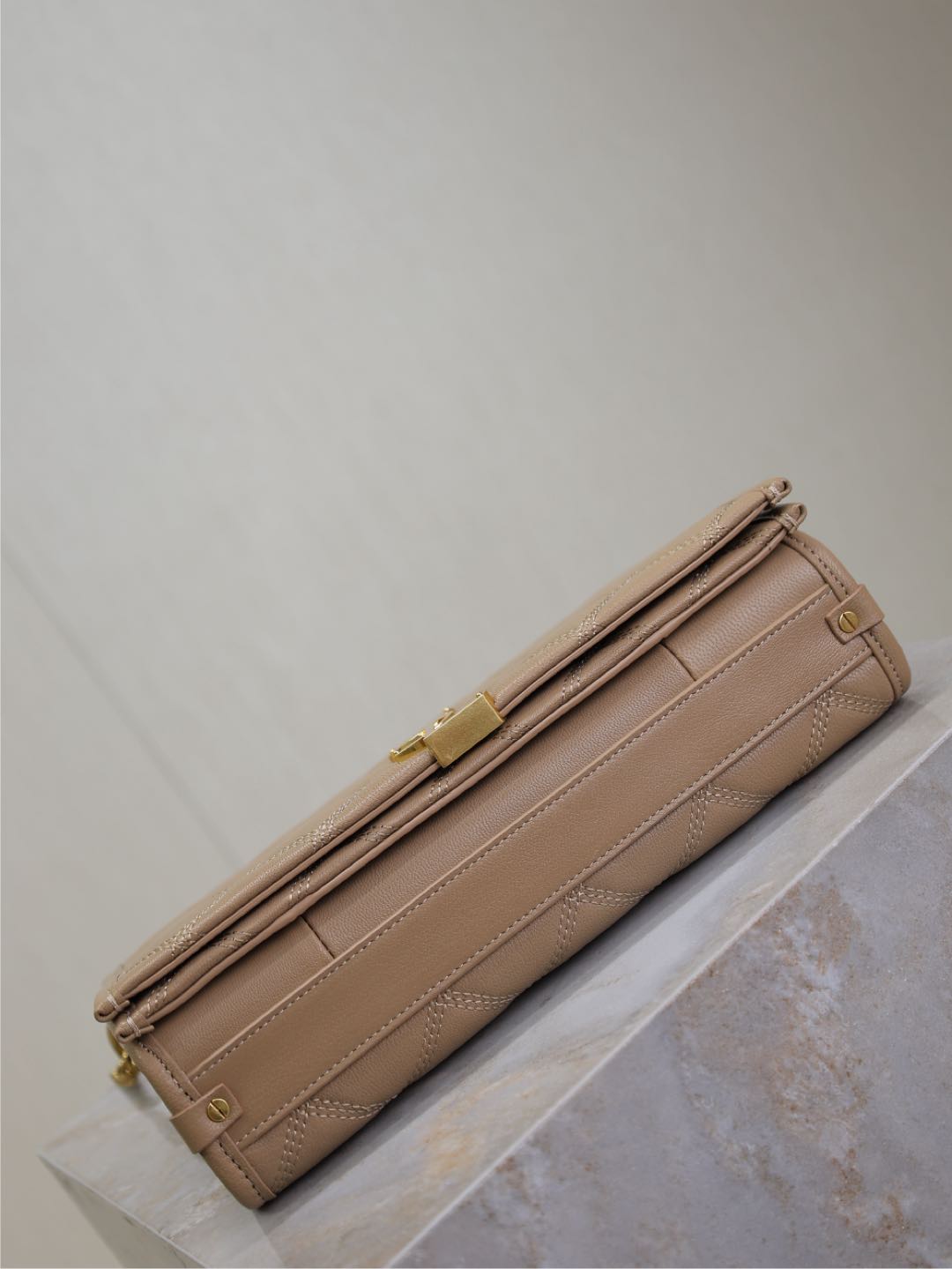 ベッキー 25インチ ミディアムブラウン キルティングラムスキン ゴールドハードウェア