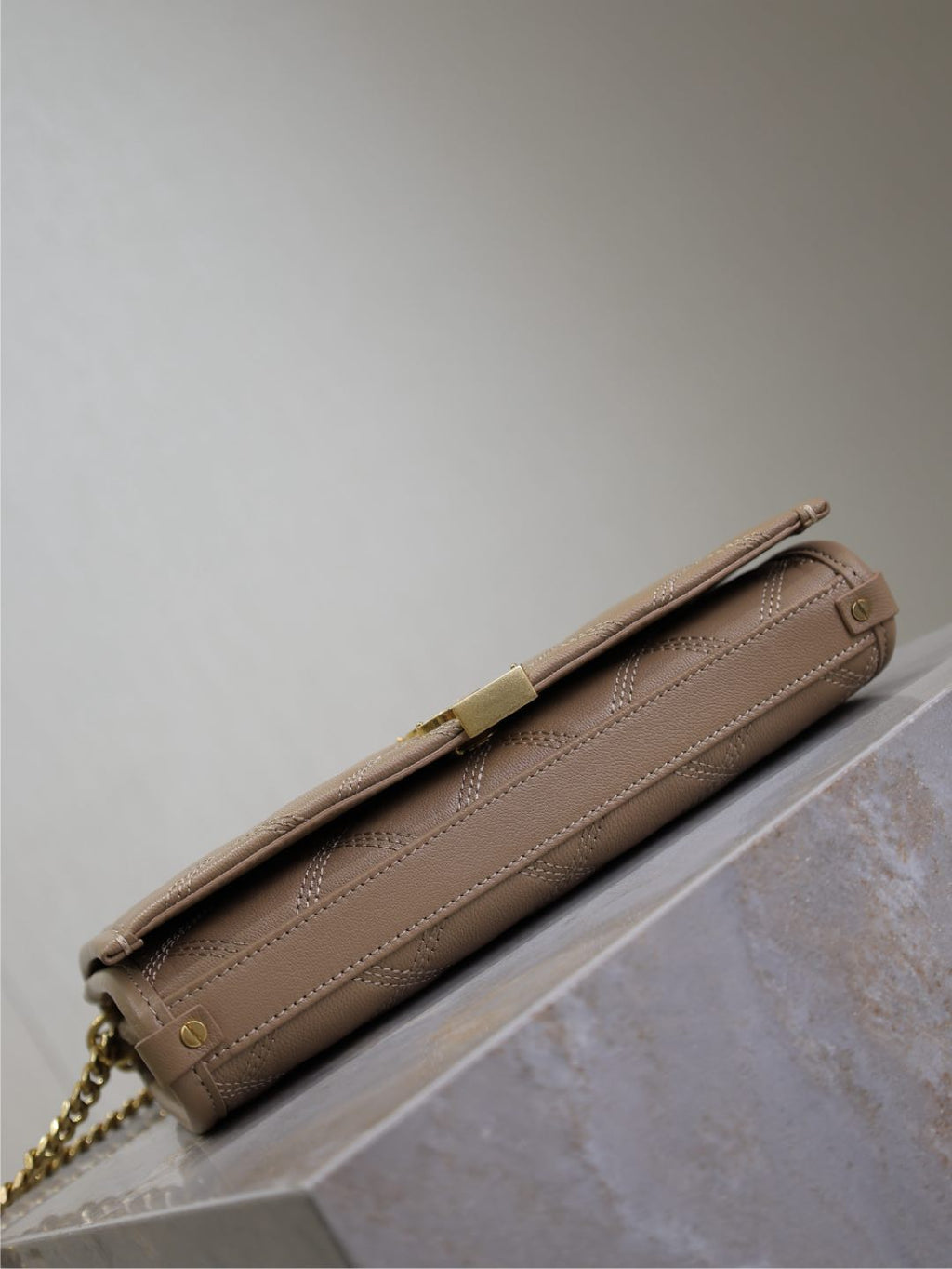 ベッキー 22インチ ミディアムブラウン キルティングラムスキン ゴールドハードウェア