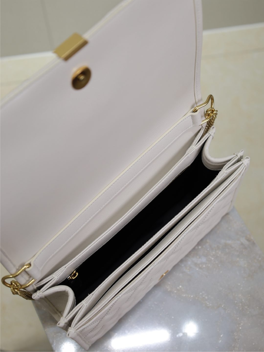 ベッキー 26インチ ホワイト キルティング ラムスキン ゴールドハードウェア