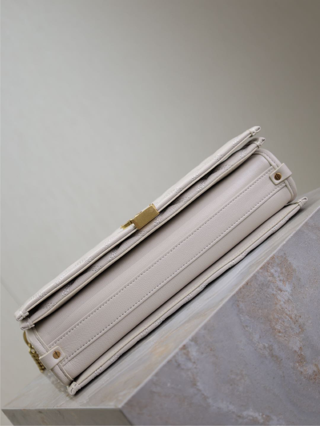 ベッキー 26インチ ホワイト キルティング ラムスキン ゴールドハードウェア