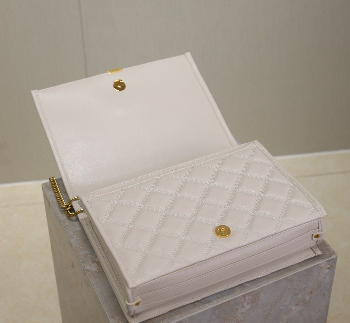 ベッキー 26インチ ホワイト キルティング ラムスキン ゴールドハードウェア