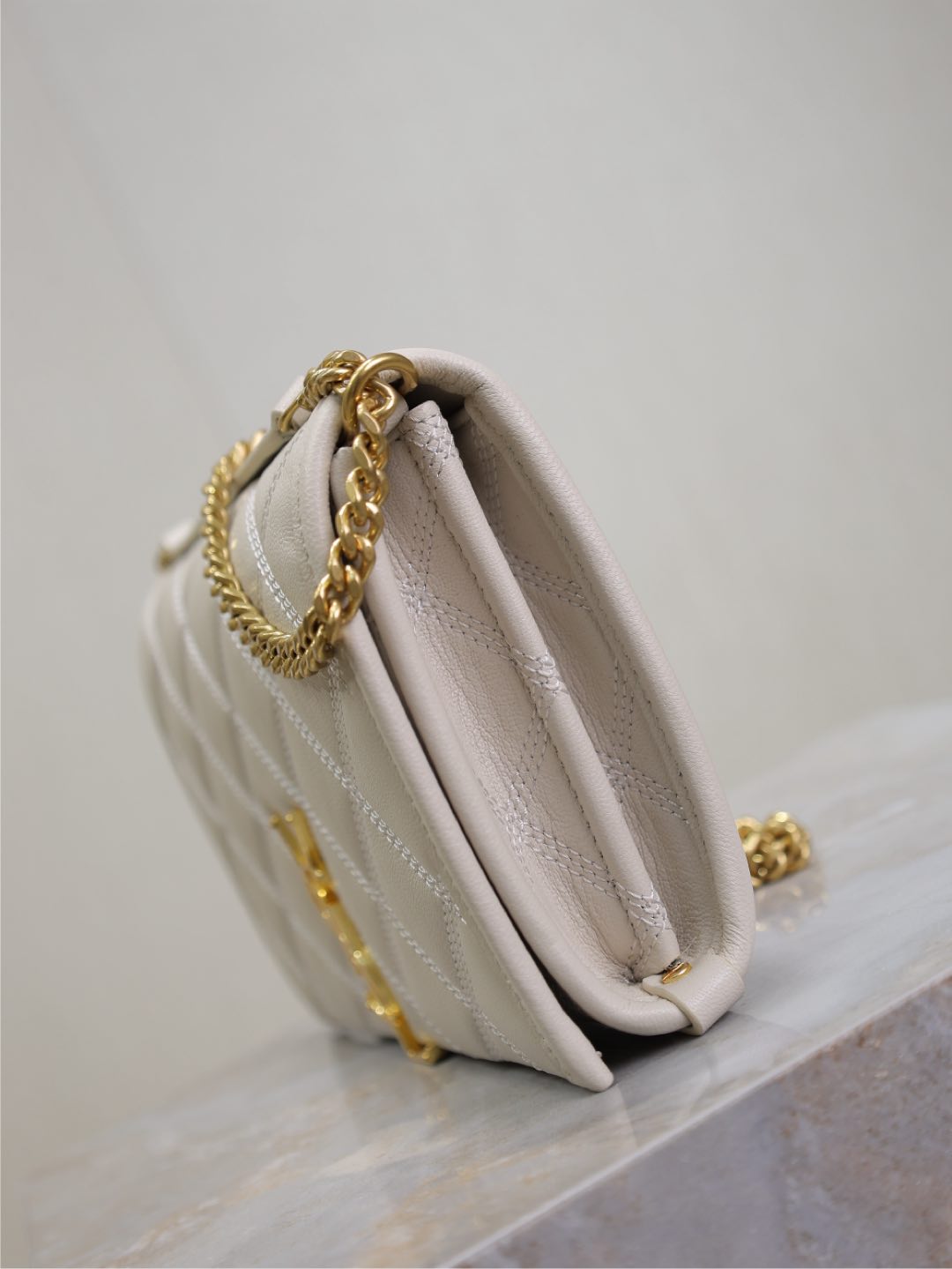 ベッキー 22インチ ホワイト キルティング ラムスキン ゴールドハードウェア