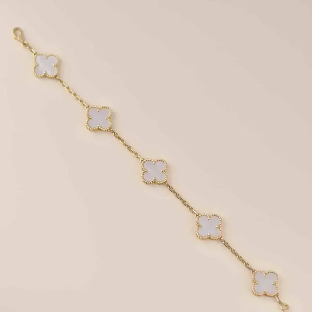 [⭐JeweliWhal] مجموعة سوار بلون أبيض لؤلؤي بتصميم زهرة البرسيم خماسي الفصوص