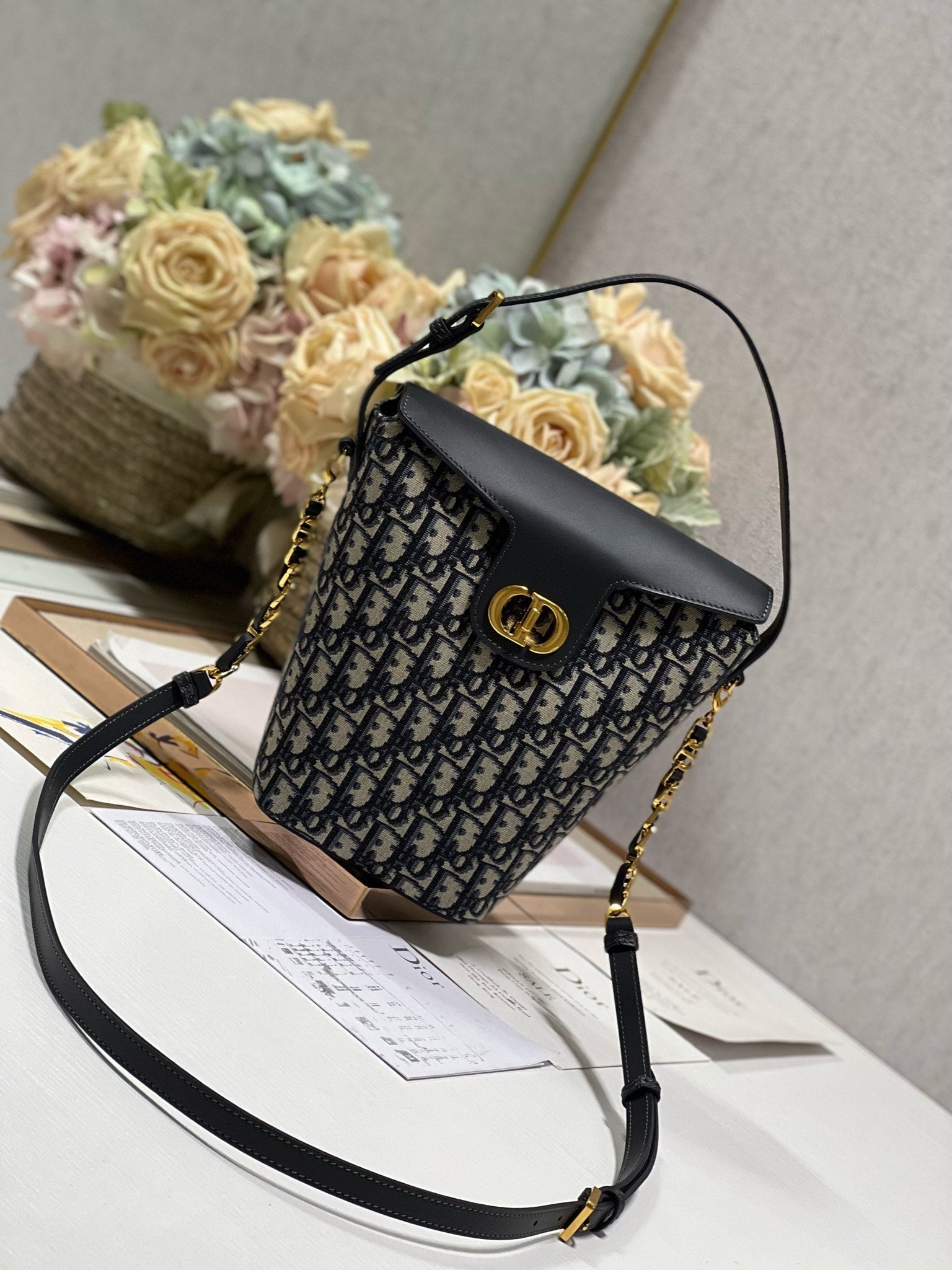 30 モンテーニュ 13 24x24x9.5CM 青斜め刺繍