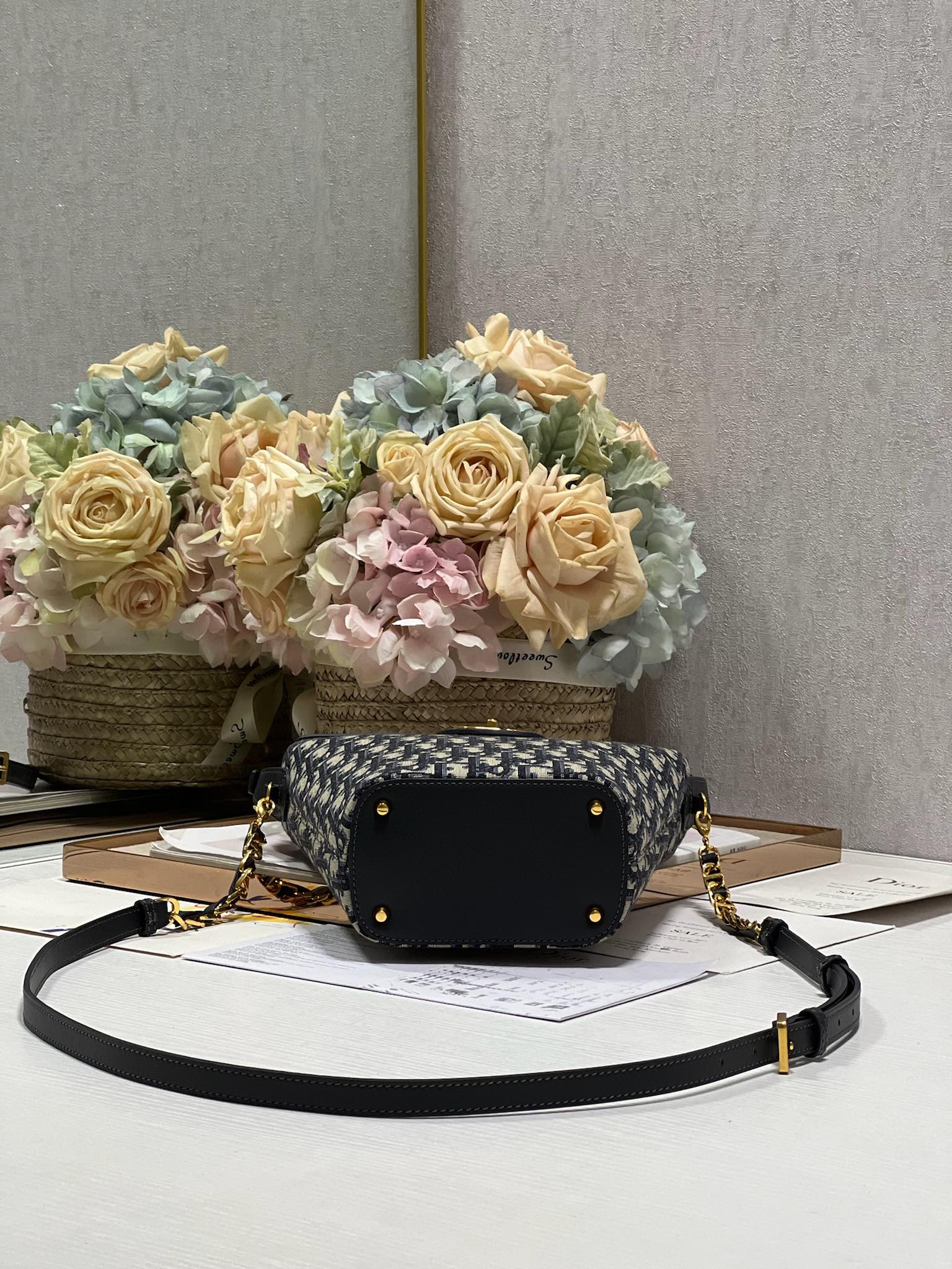 30 モンテーニュ 13 24x24x9.5CM 青斜め刺繍