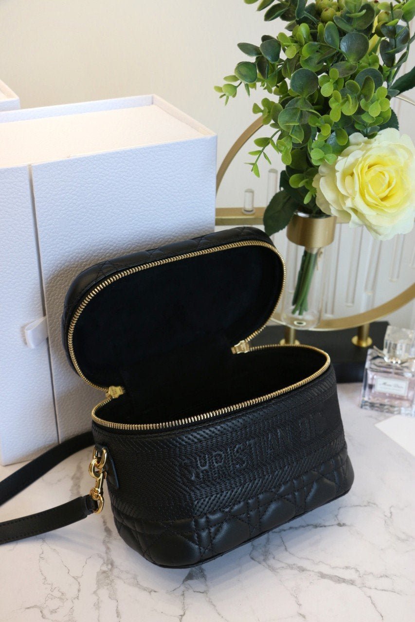 小型トラベルバニティケース ブラック ラムスキン