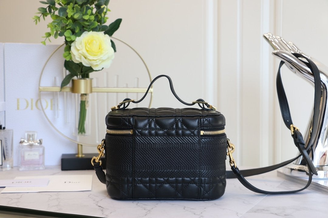 小型トラベルバニティケース ブラック ラムスキン