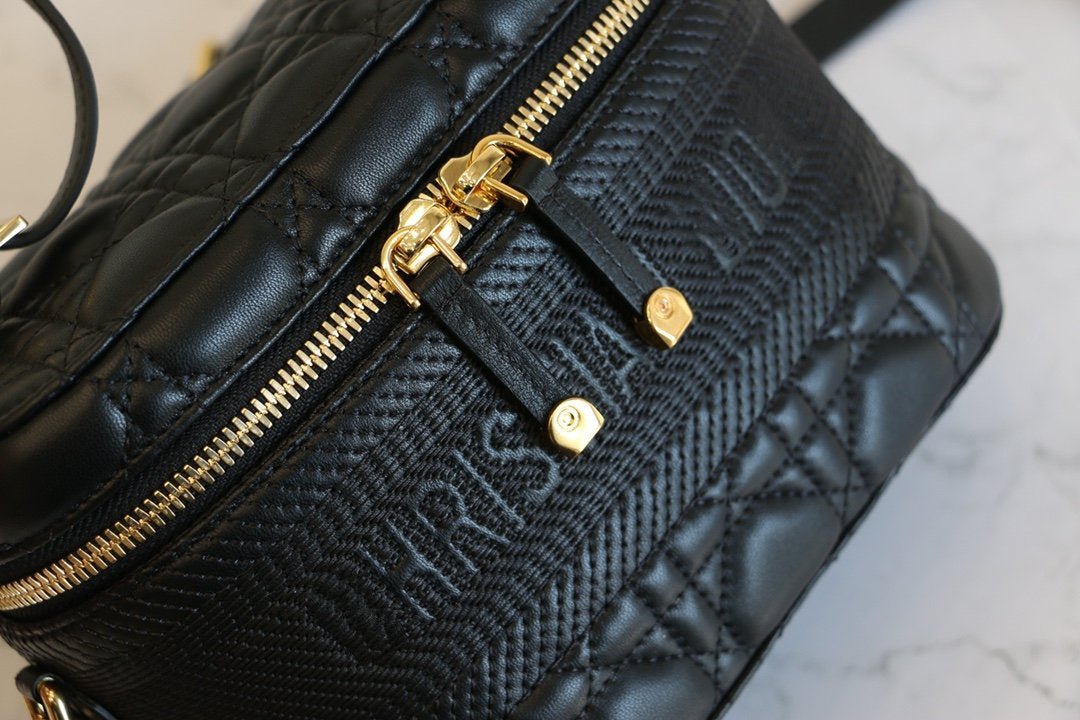 小型トラベルバニティケース ブラック ラムスキン