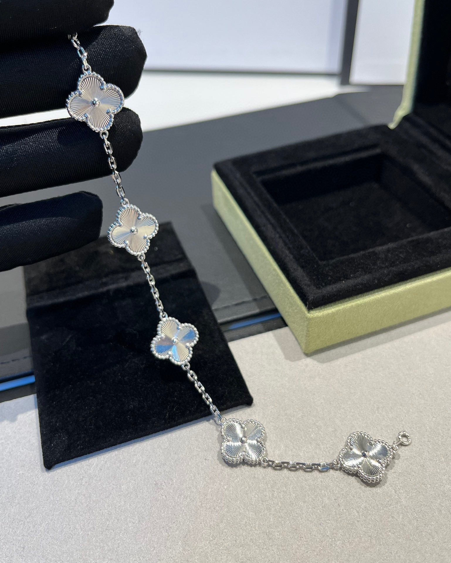 [⭐JeweliWhal] مجموعة سوار CLOVER 5 MOTIF LASER