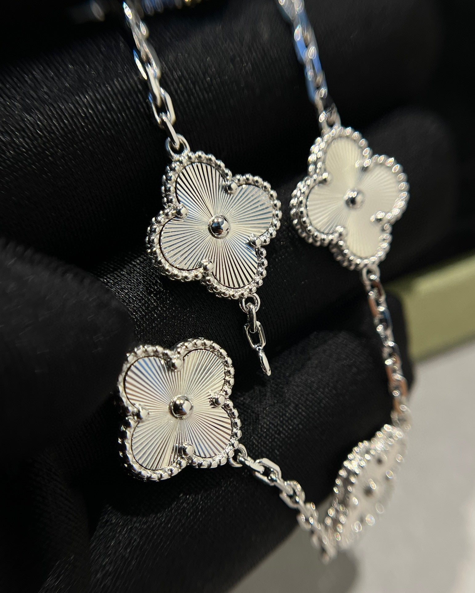 [⭐JeweliWhal] مجموعة سوار CLOVER 5 MOTIF LASER