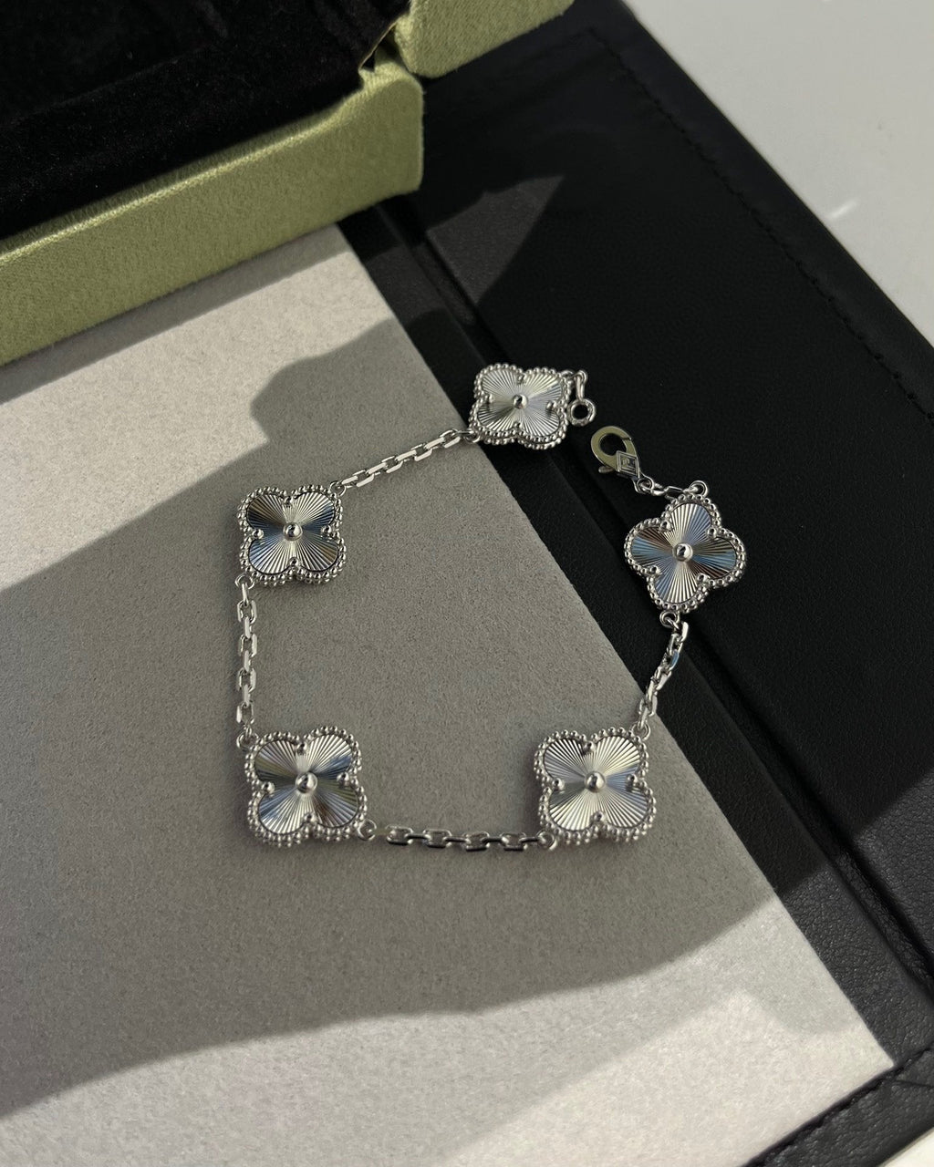 [⭐JeweliWhal] مجموعة سوار CLOVER 5 MOTIF LASER