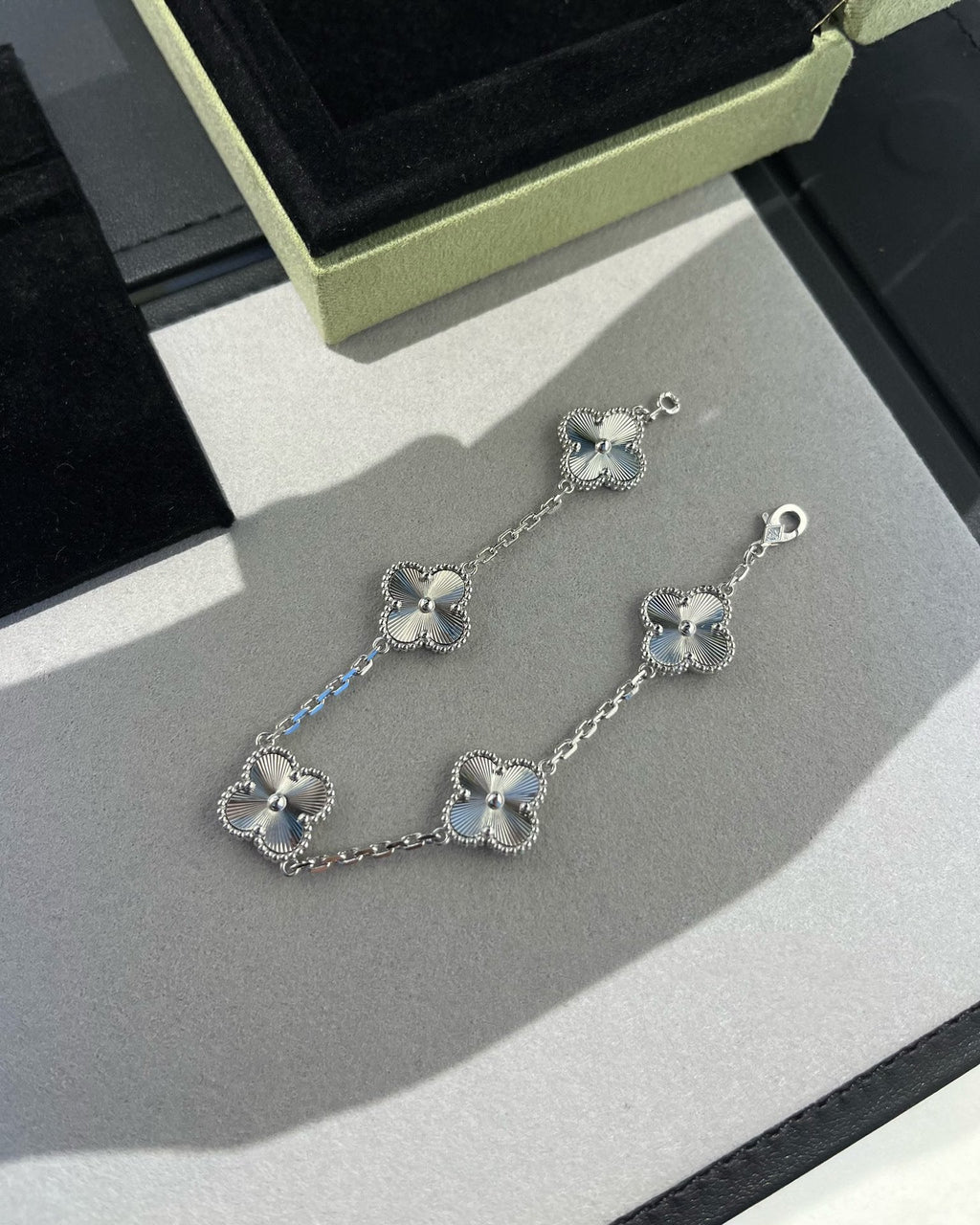 [⭐JeweliWhal] مجموعة سوار CLOVER 5 MOTIF LASER